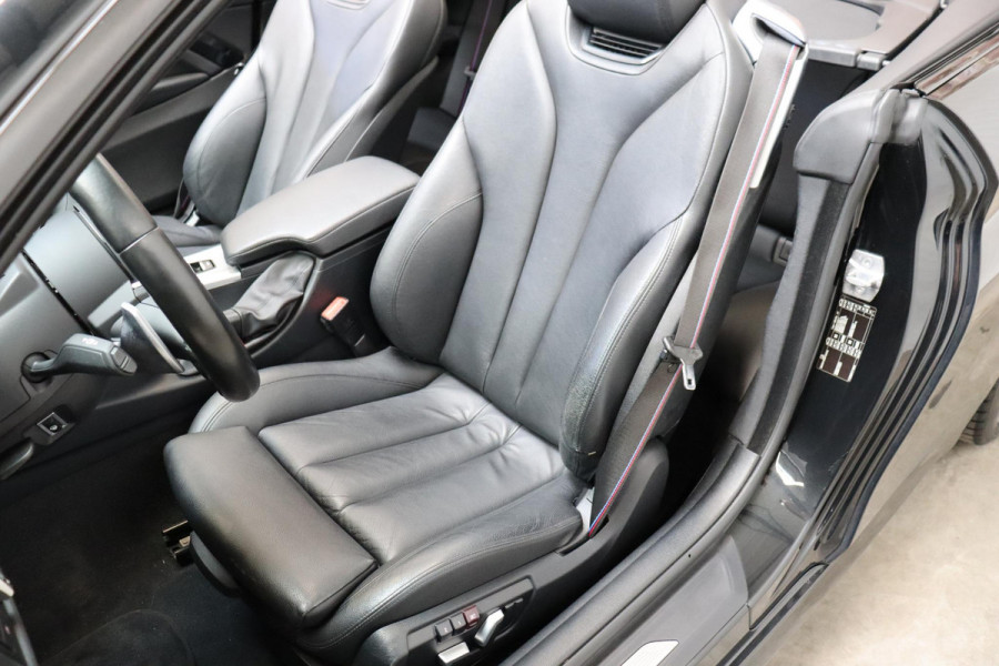 BMW 4 Serie Cabrio 430i High Executive M Sport Pakket Automaat / Navigatiesysteem Professional / Stuurwielverwarming / M Sportremsysteem / Leder / Achteruitrijcamera / Head-Up Display / Multifunctioneel Instrumentendisplay / Adaptieve LED-koplampen / Stoelverwarming / 19 Inch / Harman Kardon / Air Collar