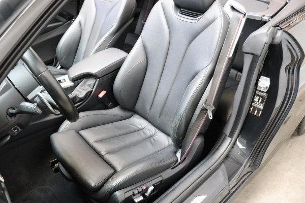 BMW 4 Serie Cabrio 430i High Executive M Sport Pakket Automaat / Navigatiesysteem Professional / Stuurwielverwarming / M Sportremsysteem / Leder / Achteruitrijcamera / Head-Up Display / Multifunctioneel Instrumentendisplay / Adaptieve LED-koplampen / Stoelverwarming / 19 Inch / Harman Kardon / Air Collar