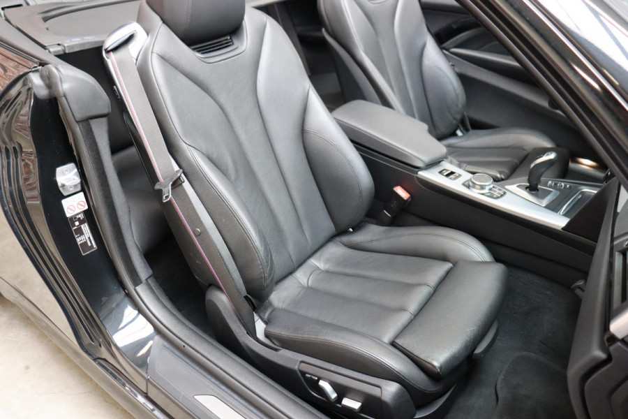 BMW 4 Serie Cabrio 430i High Executive M Sport Pakket Automaat / Navigatiesysteem Professional / Stuurwielverwarming / M Sportremsysteem / Leder / Achteruitrijcamera / Head-Up Display / Multifunctioneel Instrumentendisplay / Adaptieve LED-koplampen / Stoelverwarming / 19 Inch / Harman Kardon / Air Collar