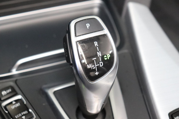 BMW 4 Serie Cabrio 430i High Executive M Sport Pakket Automaat / Navigatiesysteem Professional / Stuurwielverwarming / M Sportremsysteem / Leder / Achteruitrijcamera / Head-Up Display / Multifunctioneel Instrumentendisplay / Adaptieve LED-koplampen / Stoelverwarming / 19 Inch / Harman Kardon / Air Collar