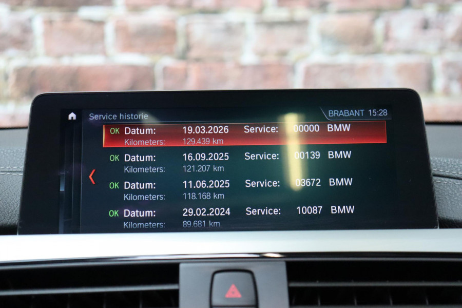 BMW 4 Serie Cabrio 430i High Executive M Sport Pakket Automaat / Navigatiesysteem Professional / Stuurwielverwarming / M Sportremsysteem / Leder / Achteruitrijcamera / Head-Up Display / Multifunctioneel Instrumentendisplay / Adaptieve LED-koplampen / Stoelverwarming / 19 Inch / Harman Kardon / Air Collar