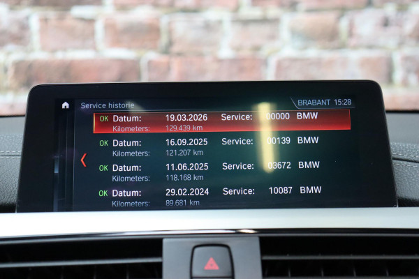 BMW 4 Serie Cabrio 430i High Executive M Sport Pakket Automaat / Navigatiesysteem Professional / Stuurwielverwarming / M Sportremsysteem / Leder / Achteruitrijcamera / Head-Up Display / Multifunctioneel Instrumentendisplay / Adaptieve LED-koplampen / Stoelverwarming / 19 Inch / Harman Kardon / Air Collar