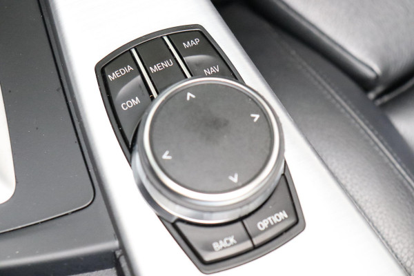 BMW 4 Serie Cabrio 430i High Executive M Sport Pakket Automaat / Navigatiesysteem Professional / Stuurwielverwarming / M Sportremsysteem / Leder / Achteruitrijcamera / Head-Up Display / Multifunctioneel Instrumentendisplay / Adaptieve LED-koplampen / Stoelverwarming / 19 Inch / Harman Kardon / Air Collar