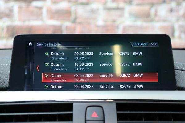 BMW 4 Serie Cabrio 430i High Executive M Sport Pakket Automaat / Navigatiesysteem Professional / Stuurwielverwarming / M Sportremsysteem / Leder / Achteruitrijcamera / Head-Up Display / Multifunctioneel Instrumentendisplay / Adaptieve LED-koplampen / Stoelverwarming / 19 Inch / Harman Kardon / Air Collar