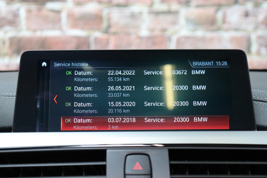 BMW 4 Serie Cabrio 430i High Executive M Sport Pakket Automaat / Navigatiesysteem Professional / Stuurwielverwarming / M Sportremsysteem / Leder / Achteruitrijcamera / Head-Up Display / Multifunctioneel Instrumentendisplay / Adaptieve LED-koplampen / Stoelverwarming / 19 Inch / Harman Kardon / Air Collar