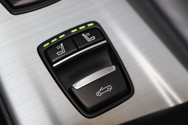 BMW 4 Serie Cabrio 430i High Executive M Sport Pakket Automaat / Navigatiesysteem Professional / Stuurwielverwarming / M Sportremsysteem / Leder / Achteruitrijcamera / Head-Up Display / Multifunctioneel Instrumentendisplay / Adaptieve LED-koplampen / Stoelverwarming / 19 Inch / Harman Kardon / Air Collar