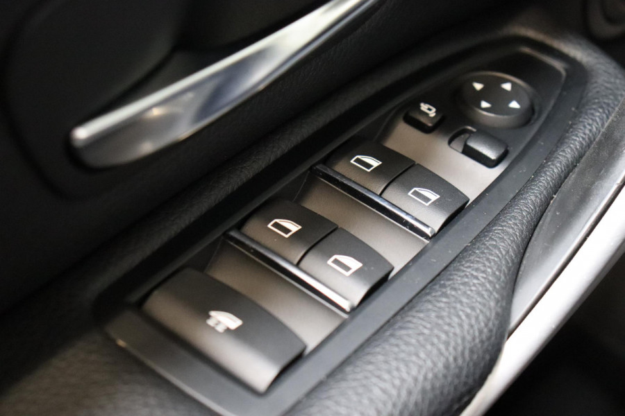 BMW 4 Serie Cabrio 430i High Executive M Sport Pakket Automaat / Navigatiesysteem Professional / Stuurwielverwarming / M Sportremsysteem / Leder / Achteruitrijcamera / Head-Up Display / Multifunctioneel Instrumentendisplay / Adaptieve LED-koplampen / Stoelverwarming / 19 Inch / Harman Kardon / Air Collar