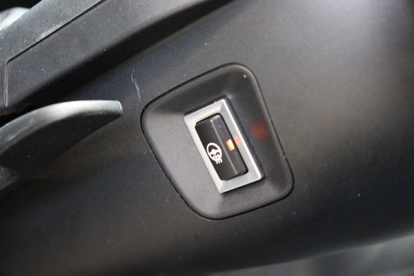 BMW 4 Serie Cabrio 430i High Executive M Sport Pakket Automaat / Navigatiesysteem Professional / Stuurwielverwarming / M Sportremsysteem / Leder / Achteruitrijcamera / Head-Up Display / Multifunctioneel Instrumentendisplay / Adaptieve LED-koplampen / Stoelverwarming / 19 Inch / Harman Kardon / Air Collar