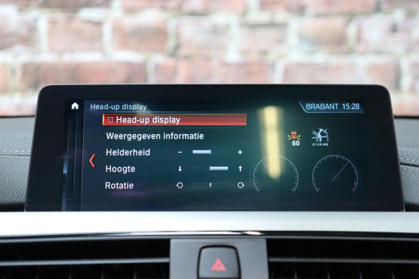 BMW 4 Serie Cabrio 430i High Executive M Sport Pakket Automaat / Navigatiesysteem Professional / Stuurwielverwarming / M Sportremsysteem / Leder / Achteruitrijcamera / Head-Up Display / Multifunctioneel Instrumentendisplay / Adaptieve LED-koplampen / Stoelverwarming / 19 Inch / Harman Kardon / Air Collar