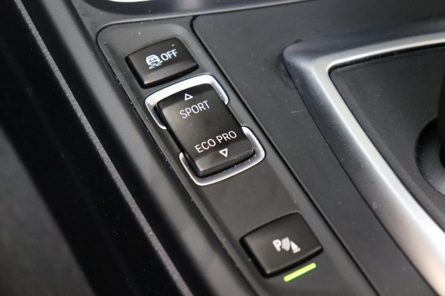 BMW 4 Serie Cabrio 430i High Executive M Sport Pakket Automaat / Navigatiesysteem Professional / Stuurwielverwarming / M Sportremsysteem / Leder / Achteruitrijcamera / Head-Up Display / Multifunctioneel Instrumentendisplay / Adaptieve LED-koplampen / Stoelverwarming / 19 Inch / Harman Kardon / Air Collar