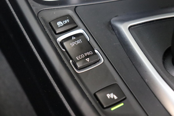 BMW 4 Serie Cabrio 430i High Executive M Sport Pakket Automaat / Navigatiesysteem Professional / Stuurwielverwarming / M Sportremsysteem / Leder / Achteruitrijcamera / Head-Up Display / Multifunctioneel Instrumentendisplay / Adaptieve LED-koplampen / Stoelverwarming / 19 Inch / Harman Kardon / Air Collar