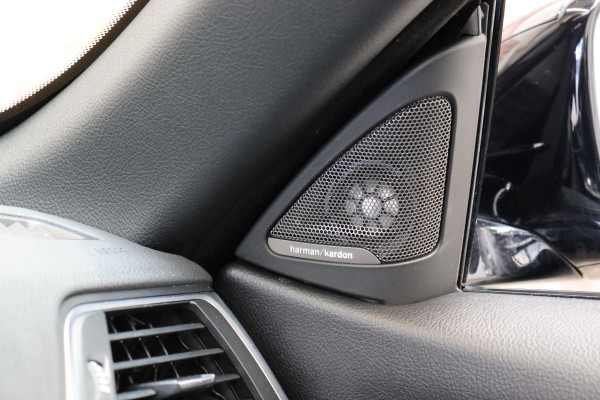 BMW 4 Serie Cabrio 430i High Executive M Sport Pakket Automaat / Navigatiesysteem Professional / Stuurwielverwarming / M Sportremsysteem / Leder / Achteruitrijcamera / Head-Up Display / Multifunctioneel Instrumentendisplay / Adaptieve LED-koplampen / Stoelverwarming / 19 Inch / Harman Kardon / Air Collar