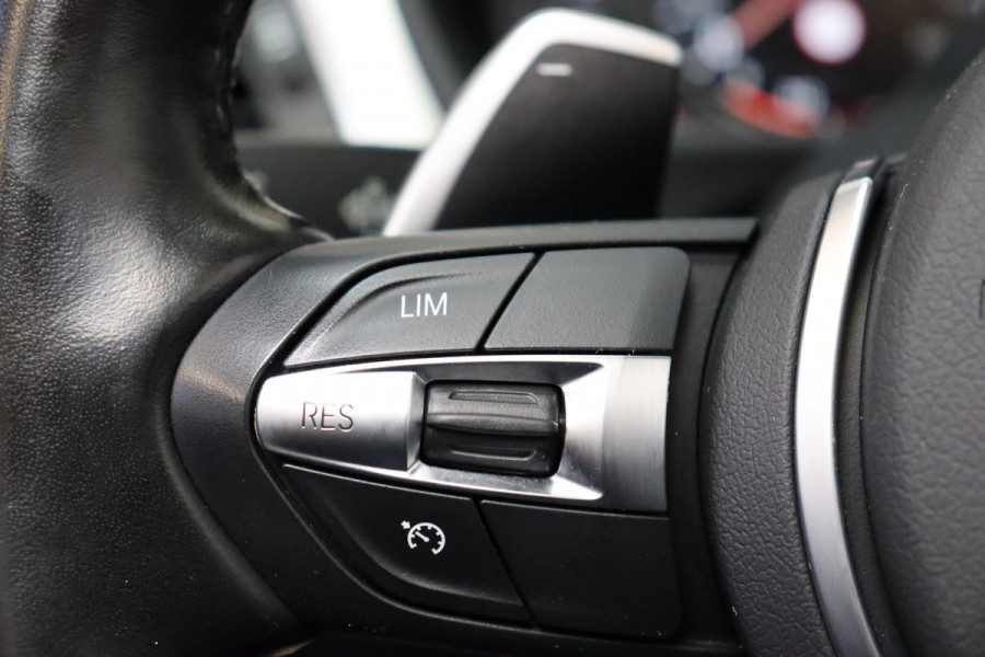 BMW 4 Serie Cabrio 430i High Executive M Sport Pakket Automaat / Navigatiesysteem Professional / Stuurwielverwarming / M Sportremsysteem / Leder / Achteruitrijcamera / Head-Up Display / Multifunctioneel Instrumentendisplay / Adaptieve LED-koplampen / Stoelverwarming / 19 Inch / Harman Kardon / Air Collar