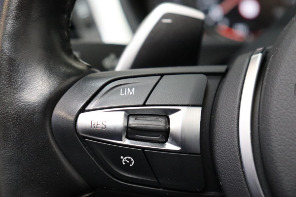 BMW 4 Serie Cabrio 430i High Executive M Sport Pakket Automaat / Navigatiesysteem Professional / Stuurwielverwarming / M Sportremsysteem / Leder / Achteruitrijcamera / Head-Up Display / Multifunctioneel Instrumentendisplay / Adaptieve LED-koplampen / Stoelverwarming / 19 Inch / Harman Kardon / Air Collar