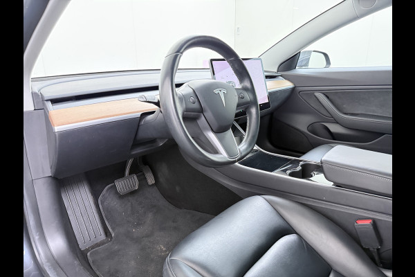 Tesla Model 3 Long Range AWD 75kWh AutoPilot Leder Panoramadak Adaptive-Cruise Camera's Elektr.-Stuur+Stoelen+Spiegels+Geheugen+Easy-Entry+Ver SOH 87% Navi LED DAB Voorverwarmen interieur Keyless One-Pedal-Drive 4WD Origineel Nederlandse Auto