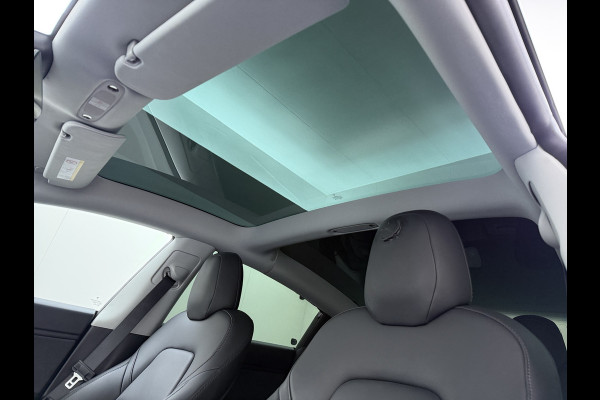Tesla Model 3 Long Range AWD 75kWh AutoPilot Leder Panoramadak Adaptive-Cruise Camera's Elektr.-Stuur+Stoelen+Spiegels+Geheugen+Easy-Entry+Ver SOH 87% Navi LED DAB Voorverwarmen interieur Keyless One-Pedal-Drive 4WD Origineel Nederlandse Auto