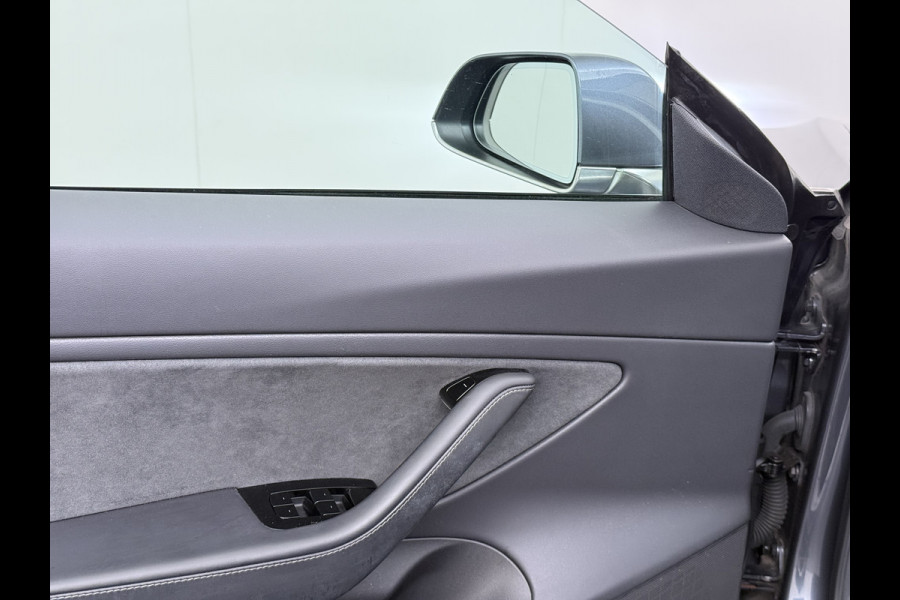 Tesla Model 3 Long Range AWD 75kWh AutoPilot Leder Panoramadak Adaptive-Cruise Camera's Elektr.-Stuur+Stoelen+Spiegels+Geheugen+Easy-Entry+Ver SOH 87% Navi LED DAB Voorverwarmen interieur Keyless One-Pedal-Drive 4WD Origineel Nederlandse Auto
