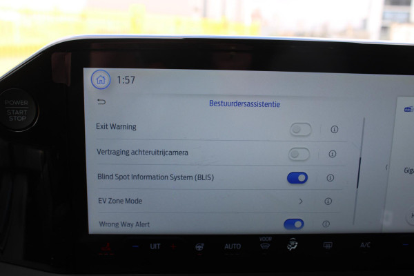 Ford Transit Custom 340 2.5 PHEV L2H1 Limited 233pk |  Kombi | Incl. BTW/BPM | Dubbele zijschuifdeur | Privacy Glass | Inklapbare trekhaak | 17 inch lichtmetalen velgen | Driver Assistance Pack Premium | Verwarmbaar stuurwiel