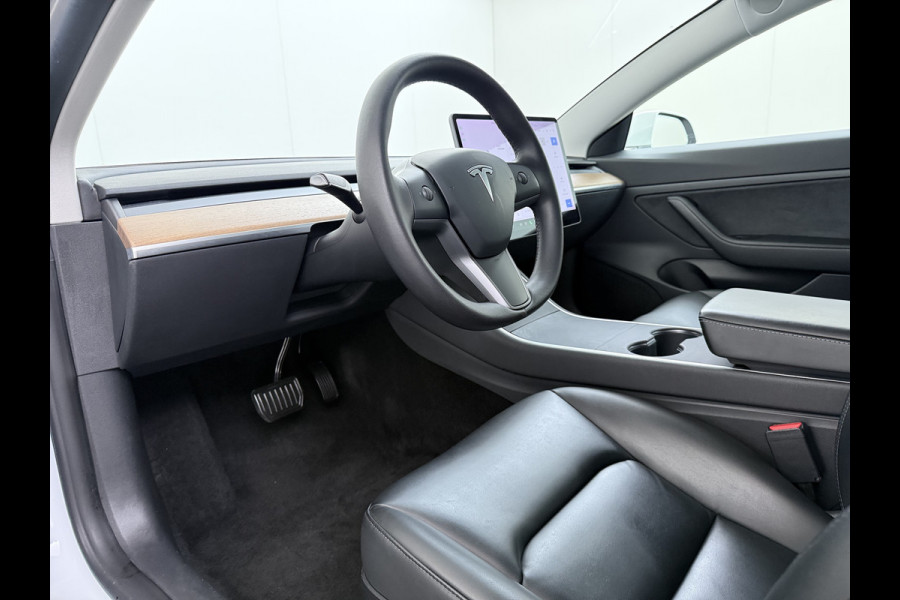 Tesla Model 3 SR+ 325PK LFP-Accu AutoPilot Leer Pano-Dak Adaptive Cruise Lmv 18" Camera's Elektr.-Stuur+Stoelen+Spiegels+Geheugen+Easy-Entry+V SOH 88% Ecc Navi Led DAB Voorverwarmen interieur via App Keyless One-Pedal-Drive Origineel Nederlandse Auto Fabrieksgarantie op Accu en Motor tot 11-12-2028/160.000km LFP accu dus 100% opladen!