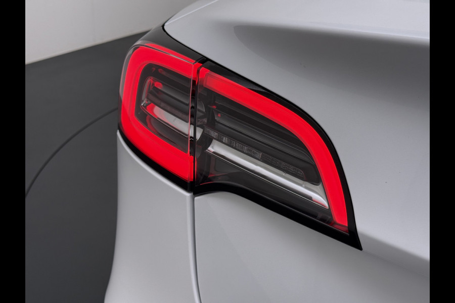 Tesla Model 3 SR+ 325PK LFP-Accu AutoPilot Leer Pano-Dak Adaptive Cruise Lmv 18" Camera's Elektr.-Stuur+Stoelen+Spiegels+Geheugen+Easy-Entry+V SOH 88% Ecc Navi Led DAB Voorverwarmen interieur via App Keyless One-Pedal-Drive Origineel Nederlandse Auto Fabrieksgarantie op Accu en Motor tot 11-12-2028/160.000km LFP accu dus 100% opladen!