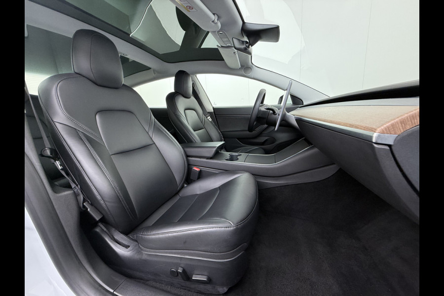 Tesla Model 3 SR+ 325PK LFP-Accu AutoPilot Leer Pano-Dak Adaptive Cruise Lmv 18" Camera's Elektr.-Stuur+Stoelen+Spiegels+Geheugen+Easy-Entry+V SOH 88% Ecc Navi Led DAB Voorverwarmen interieur via App Keyless One-Pedal-Drive Origineel Nederlandse Auto Fabrieksgarantie op Accu en Motor tot 11-12-2028/160.000km LFP accu dus 100% opladen!