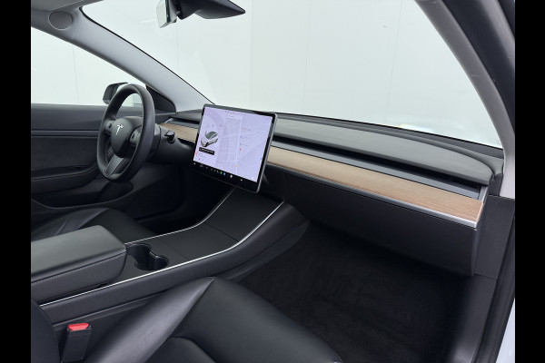 Tesla Model 3 SR+ 325PK LFP-Accu AutoPilot Leer Pano-Dak Adaptive Cruise Lmv 18" Camera's Elektr.-Stuur+Stoelen+Spiegels+Geheugen+Easy-Entry+V SOH 88% Ecc Navi Led DAB Voorverwarmen interieur via App Keyless One-Pedal-Drive Origineel Nederlandse Auto Fabrieksgarantie op Accu en Motor tot 11-12-2028/160.000km LFP accu dus 100% opladen!