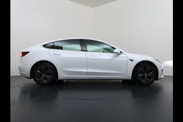 Tesla Model 3 SR+ 325PK LFP-Accu AutoPilot Leer Pano-Dak Adaptive Cruise Lmv 18" Camera's Elektr.-Stuur+Stoelen+Spiegels+Geheugen+Easy-Entry+V SOH 88% Ecc Navi Led DAB Voorverwarmen interieur via App Keyless One-Pedal-Drive Origineel Nederlandse Auto Fabrieksgarantie op Accu en Motor tot 11-12-2028/160.000km LFP accu dus 100% opladen!
