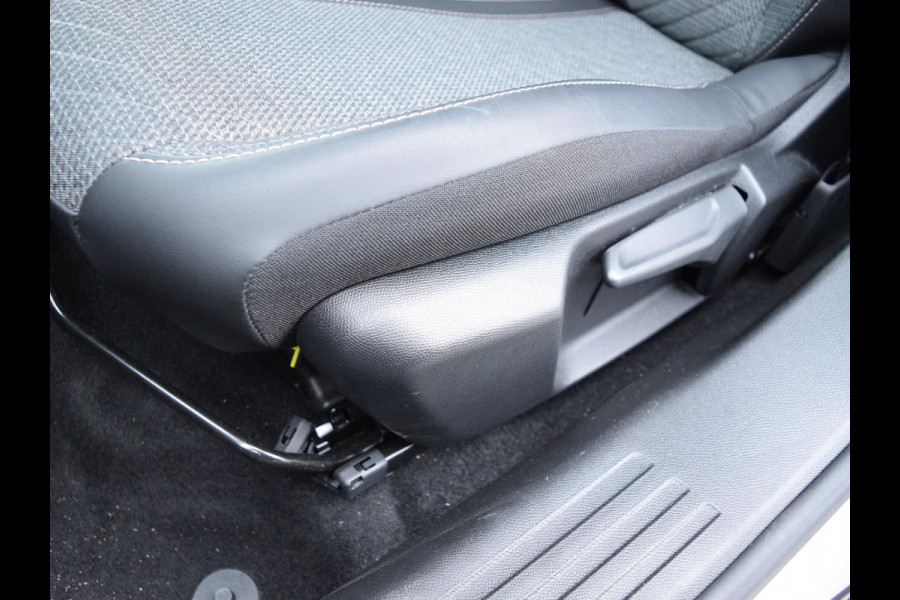 Peugeot 2008 1.2 Hybrid 136 Allure CAMERA MET SENSOREN | NAVI & CARPLAY | STOELVERWARMING |