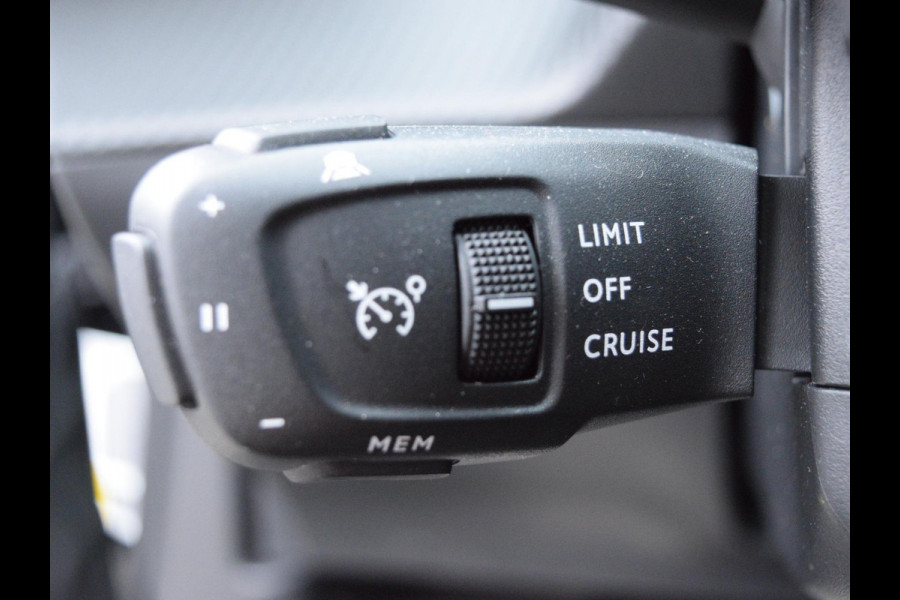 Peugeot 2008 1.2 Hybrid 136 Allure CAMERA MET SENSOREN | NAVI & CARPLAY | STOELVERWARMING |
