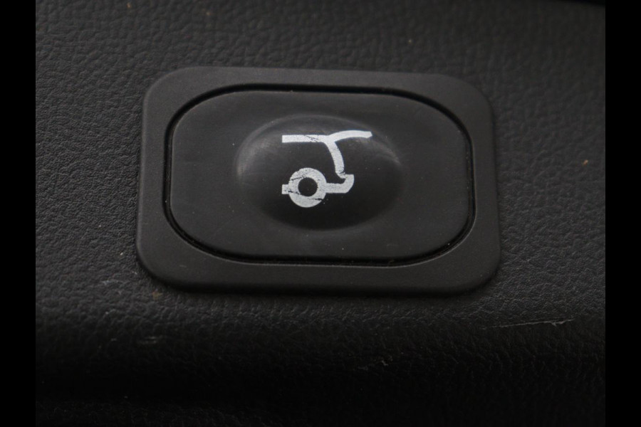 Ford Focus 1.5 EcoBoost ST Line X | Panoramadak | Trekhaak | Adaptive cruise | Stoelverwarming | Half leder | Camera | Carplay | Elektrische stoel | Stuurverwarming | Full LED | Navigatie | Climate control