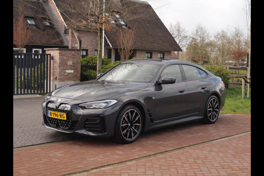 BMW i4 eDrive40 84 kWh | M-Pakket | Schuifdak | Camera | Dravitgrau metallic | NL-Auto |