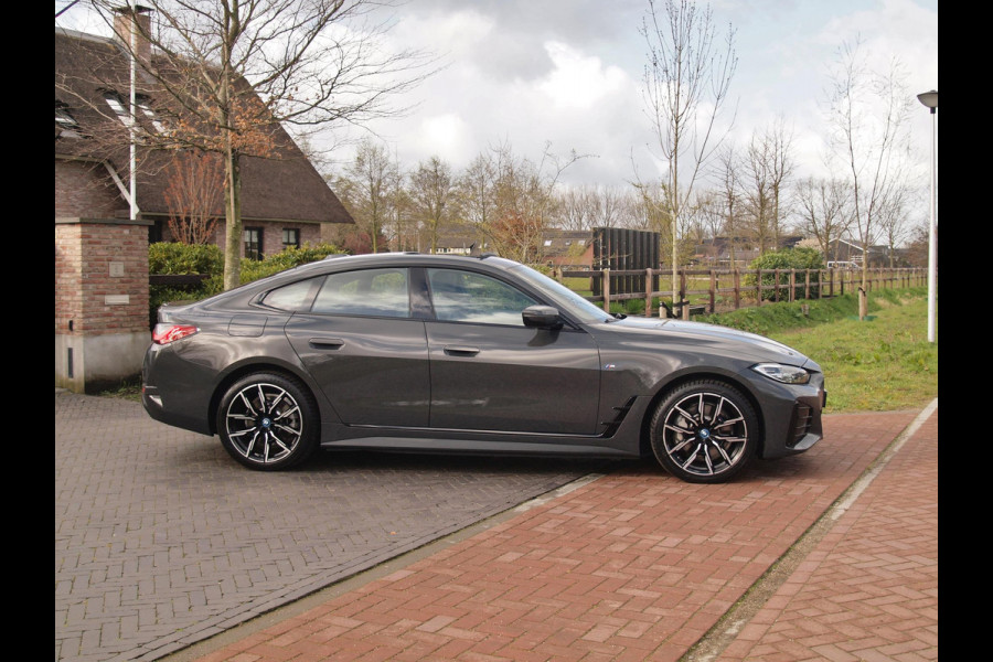BMW i4 eDrive40 84 kWh | M-Pakket | Schuifdak | Camera | Dravitgrau metallic | NL-Auto |