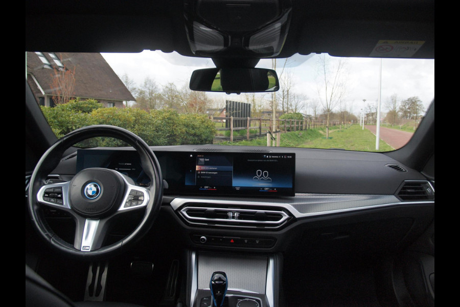 BMW i4 eDrive40 84 kWh | M-Pakket | Schuifdak | Camera | Dravitgrau metallic | NL-Auto |