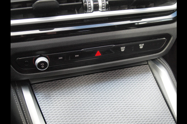 BMW i4 eDrive40 84 kWh | M-Pakket | Schuifdak | Camera | Dravitgrau metallic | NL-Auto |