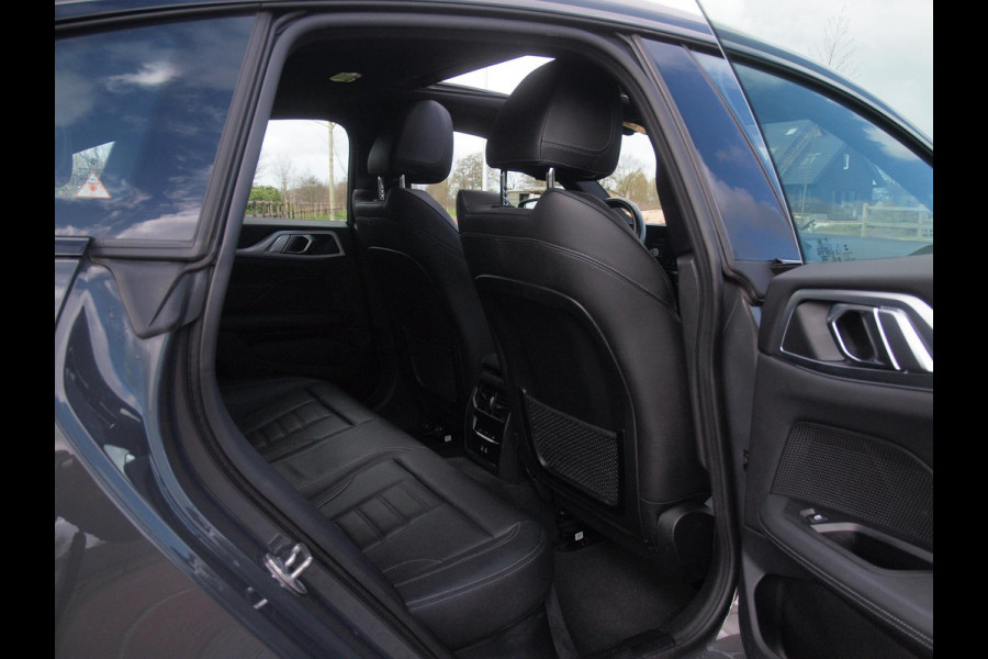 BMW i4 eDrive40 84 kWh | M-Pakket | Schuifdak | Camera | Dravitgrau metallic | NL-Auto |