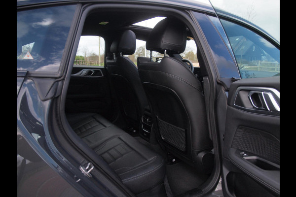 BMW i4 eDrive40 84 kWh | M-Pakket | Schuifdak | Camera | Dravitgrau metallic | NL-Auto |