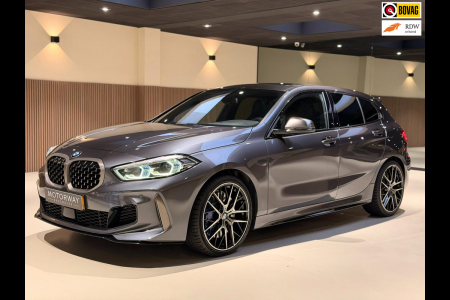 BMW 1-serie M135i xDrive High Executive Pano|M-Sport|HarmanKardon|HUD|Carplay|Stoel&Stuur verwarming|Keyless|Virtual Dash|ACC