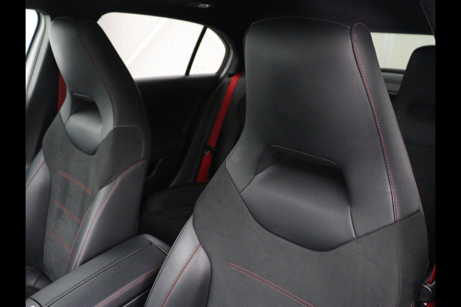 Mercedes-Benz A-Klasse AMG 35 4Matic Night | Panoramadak | Carplay | Widescreen | Stoelverwarming | Burmester | 360 camera | Sfeerverlichting | Leder/Alcantara | Navigatie