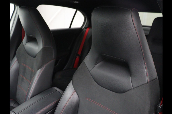 Mercedes-Benz A-Klasse AMG 35 4Matic Night | Panoramadak | Carplay | Widescreen | Stoelverwarming | Burmester | 360 camera | Sfeerverlichting | Leder/Alcantara | Navigatie