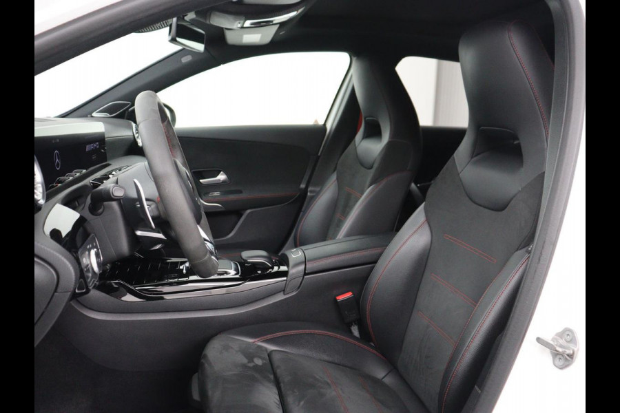Mercedes-Benz A-Klasse AMG 35 4Matic Night | Panoramadak | Carplay | Widescreen | Stoelverwarming | Burmester | 360 camera | Sfeerverlichting | Leder/Alcantara | Navigatie