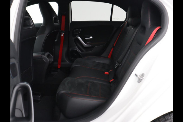 Mercedes-Benz A-Klasse AMG 35 4Matic Night | Panoramadak | Carplay | Widescreen | Stoelverwarming | Burmester | 360 camera | Sfeerverlichting | Leder/Alcantara | Navigatie