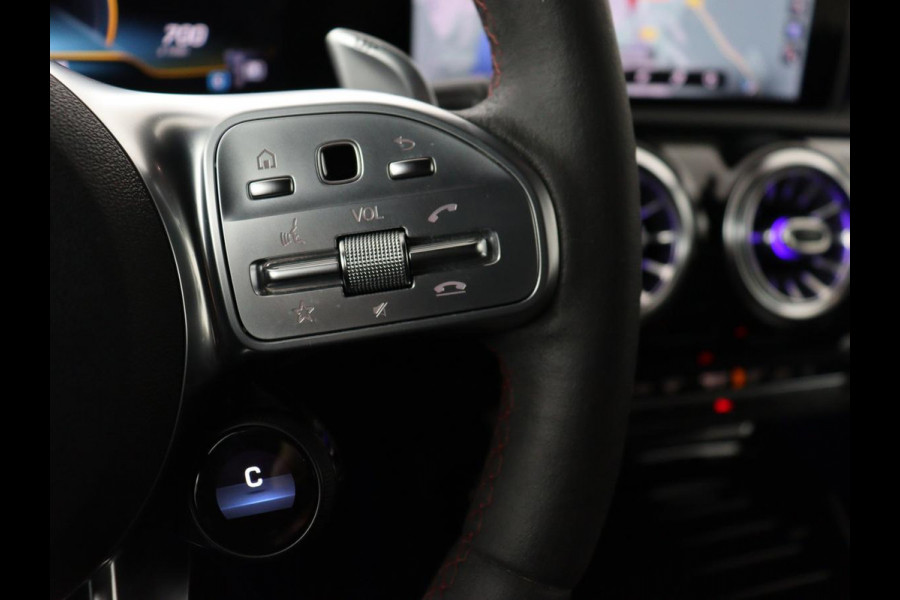 Mercedes-Benz A-Klasse AMG 35 4Matic Night | Panoramadak | Carplay | Widescreen | Stoelverwarming | Burmester | 360 camera | Sfeerverlichting | Leder/Alcantara | Navigatie