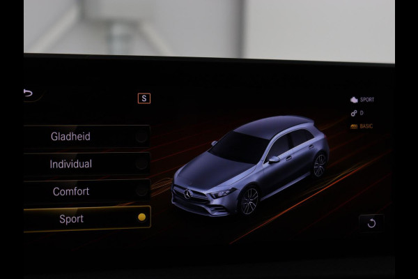 Mercedes-Benz A-Klasse AMG 35 4Matic Night | Panoramadak | Carplay | Widescreen | Stoelverwarming | Burmester | 360 camera | Sfeerverlichting | Leder/Alcantara | Navigatie