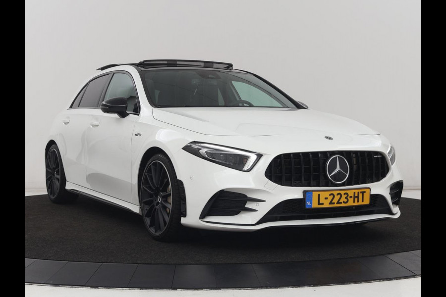 Mercedes-Benz A-Klasse AMG 35 4Matic Night | Panoramadak | Carplay | Widescreen | Stoelverwarming | Burmester | 360 camera | Sfeerverlichting | Leder/Alcantara | Navigatie