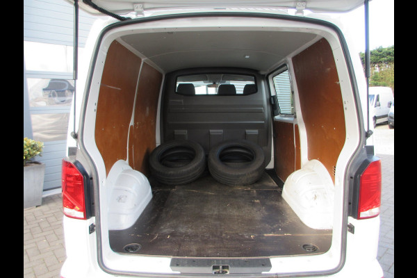 Volkswagen Transporter 2.0 TDI L1H1 airco navigatie trekhaak 3 zits