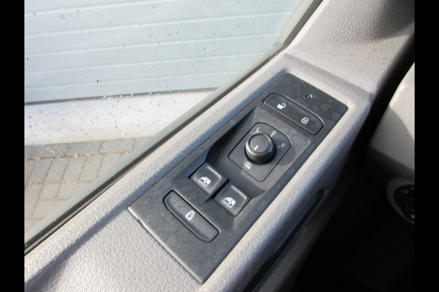 Volkswagen Transporter 2.0 TDI L1H1 airco navigatie trekhaak 3 zits