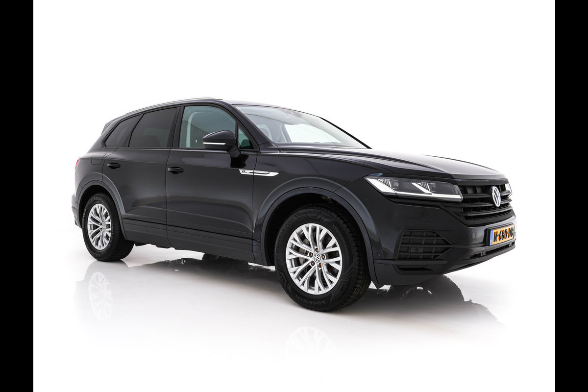 Volkswagen Touareg 3.0 TDI R-Line (INCL-BTW) Aut. *LEATHER | FULL-LED | BLIND-SPOT | HEATED-COMFORTSEATS | AIR-SUSPENSION | KEYLESS | CAMERA | NAVI-FULLMAP | PRIVACY-GLASS | ADAPTIVE-CRUISE |  SHIFT-PADDLES | TOWBAR*