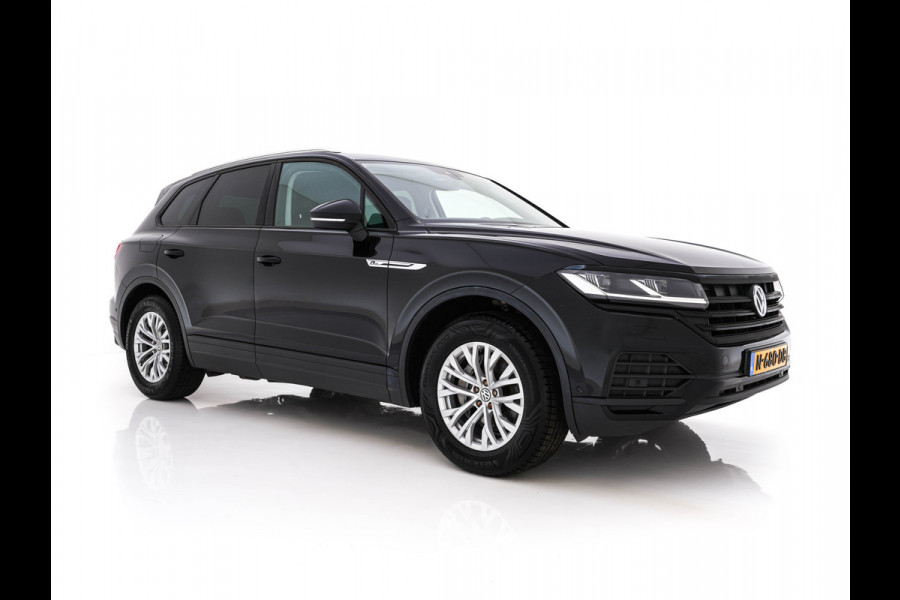 Volkswagen Touareg 3.0 TDI R-Line (INCL-BTW) Aut. *LEATHER | FULL-LED | BLIND-SPOT | HEATED-COMFORTSEATS | AIR-SUSPENSION | KEYLESS | CAMERA | NAVI-FULLMAP | PRIVACY-GLASS | ADAPTIVE-CRUISE |  SHIFT-PADDLES | TOWBAR*