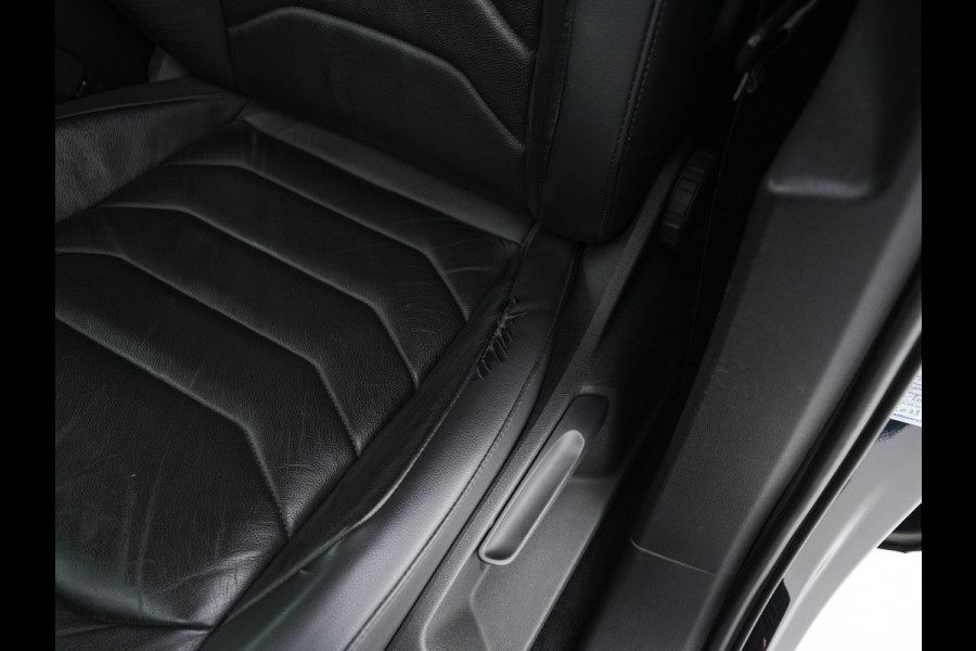 Volkswagen Touareg 3.0 TDI R-Line (INCL-BTW) Aut. *LEATHER | FULL-LED | BLIND-SPOT | HEATED-COMFORTSEATS | AIR-SUSPENSION | KEYLESS | CAMERA | NAVI-FULLMAP | PRIVACY-GLASS | ADAPTIVE-CRUISE |  SHIFT-PADDLES | TOWBAR*