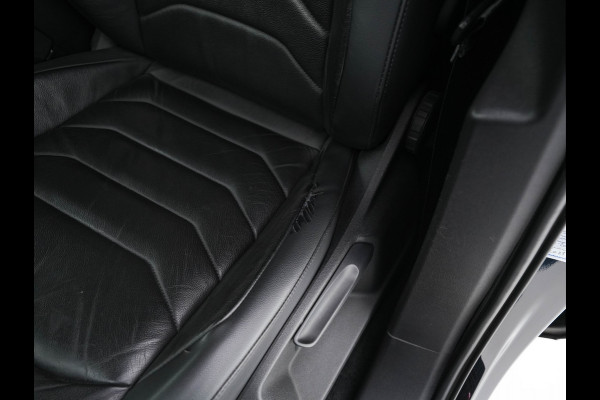 Volkswagen Touareg 3.0 TDI R-Line (INCL-BTW) Aut. *LEATHER | FULL-LED | BLIND-SPOT | HEATED-COMFORTSEATS | AIR-SUSPENSION | KEYLESS | CAMERA | NAVI-FULLMAP | PRIVACY-GLASS | ADAPTIVE-CRUISE |  SHIFT-PADDLES | TOWBAR*